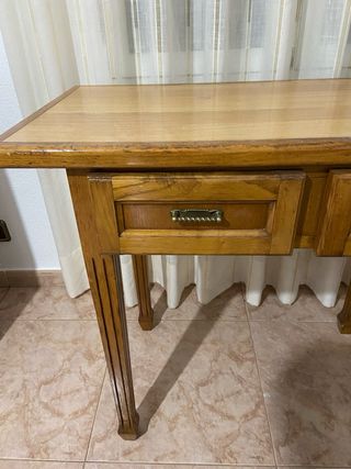 Mesa de madera antigua con cajones
