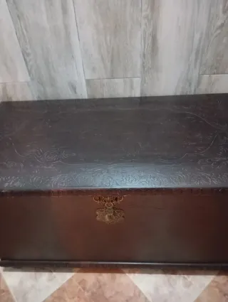 Baúl de madera antiguo con cerradura