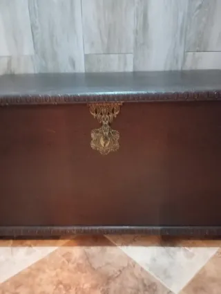 Baúl de madera antiguo con cerradura
