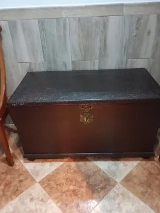 Baúl de madera antiguo con cerradura