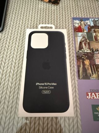 Custodia iPhone 15 Pro Max in silicone MagSafe nero