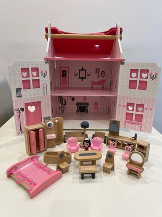 Casa de muñecas de madera rosa y blanca