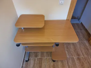 Mesa Ordenador con Ruedas