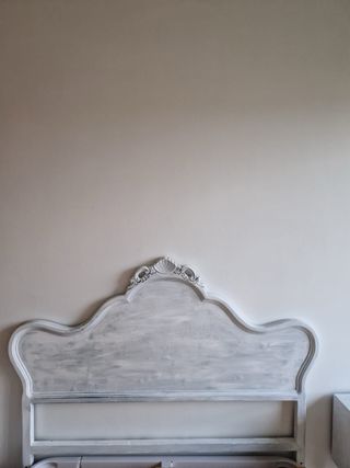 Cabezal de cama vintage gris y blanco