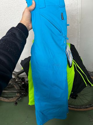 Tabla Snowboard BURTON chopper130cm y Ropa de niño