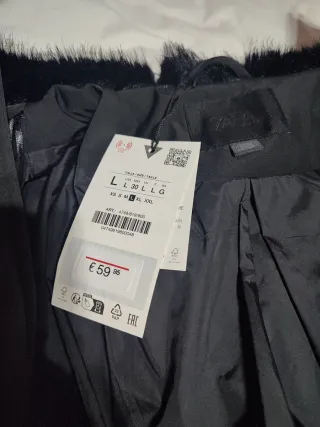 Abrigo negro Zara con capucha