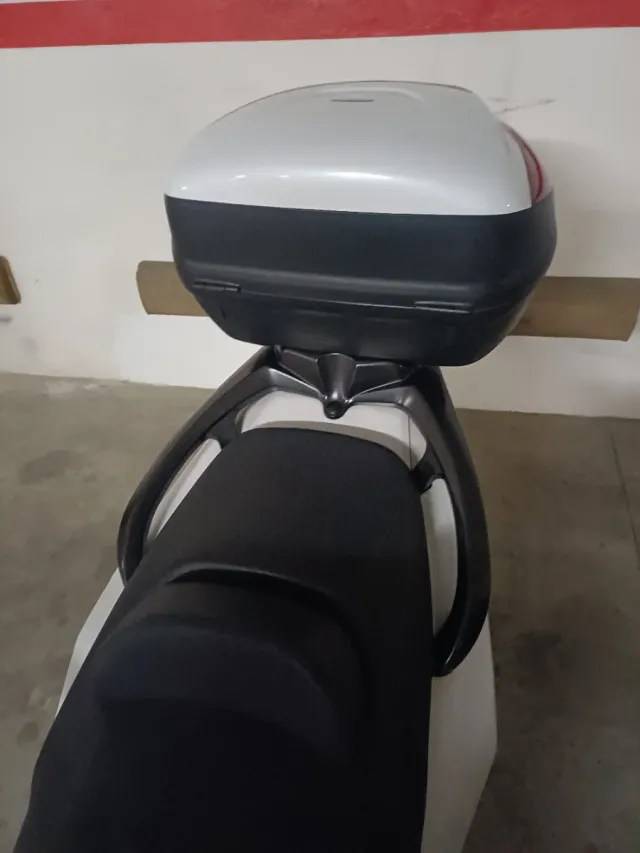 Soporte y baul 140e T max xp500.vespino.mobylette