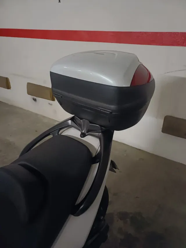 Soporte y baul 140e T max xp500.vespino.mobylette