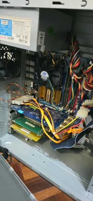 Torre PC LG Blanca y Azul