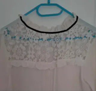 Blusa blanca con encaje