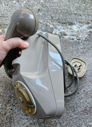 Telefono a disco vintage grigio