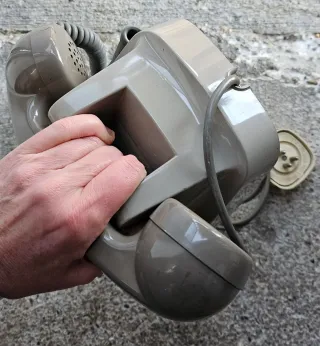 Telefono a disco vintage grigio