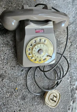 Telefono a disco vintage grigio