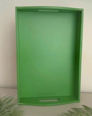 Bandeja verde de madera con asas