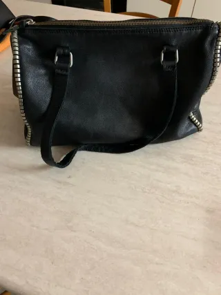 Borsa in pelle nera con dettagli metallici