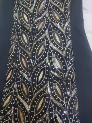 Vestido fiesta negro con detalles dorados