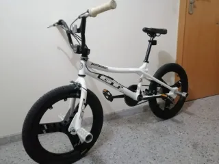 Bicicleta BMX GT Performer Blanca 2000