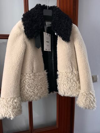 Cazadora pelo beige y negra