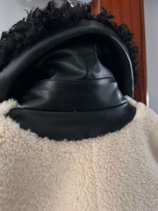 Cazadora pelo beige y negra