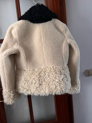 Cazadora pelo beige y negra