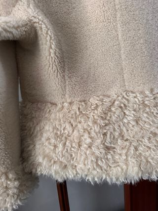 Cazadora pelo beige y negra