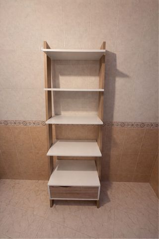 Estantería de baño madera y blanco