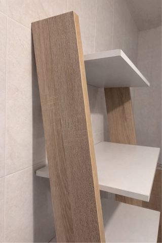 Estantería de baño madera y blanco