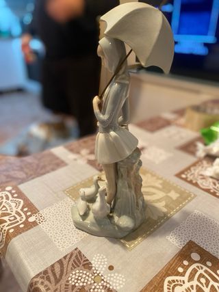 Lladro Niña con Paraguas y Gansos