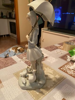 Lladro Niña con Paraguas y Gansos