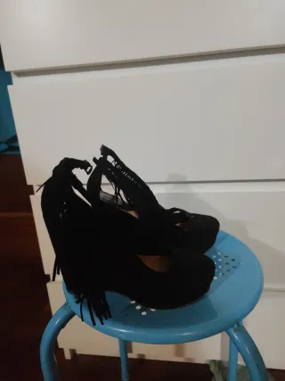 Zapatos negros con cuña alta