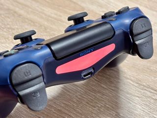 Mando Gamepad Sony DualShock 4 azul.