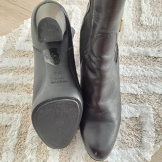 Stivaletti Sergio Rossi in Pelle Nera con Fibbia Dorata