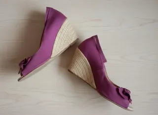 Sandalias Zara cuña esparto moradas, con caja