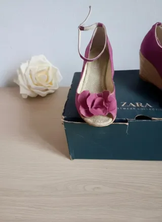 Sandalias Zara cuña esparto moradas, con caja