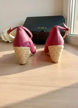 Sandalias Zara cuña esparto moradas, con caja