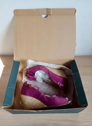 Sandalias Zara cuña esparto moradas, con caja