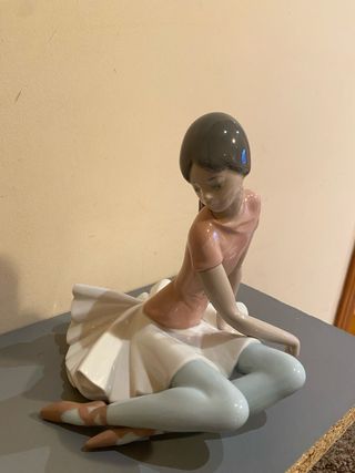 Bailarina Lladró sentada