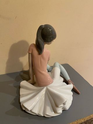 Bailarina Lladró sentada