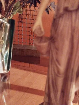 Escultura de mármol beige y marrón,37 cm altura