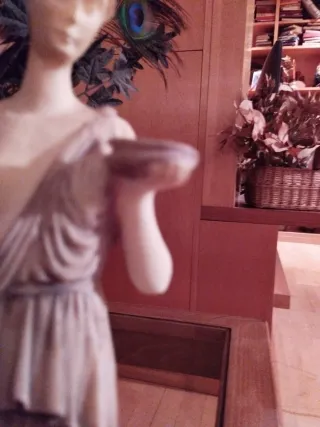 Escultura de mármol beige y marrón,37 cm altura