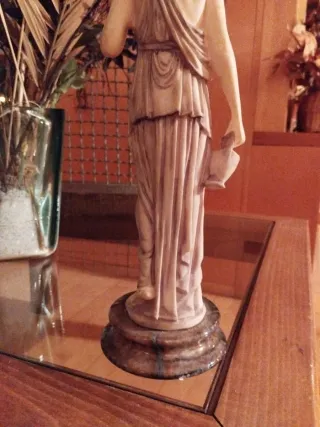 Escultura de mármol beige y marrón,37 cm altura