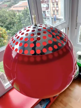 Lámpara colgante moderna roja y plateada