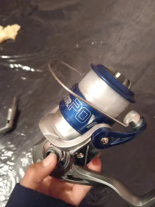 Carrete de pesca azul y plateado