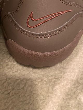 Zapato Nike Air More Uptempo Low Marrón/Gris