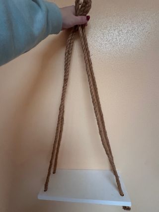 Mesilla colgante de madera y yute