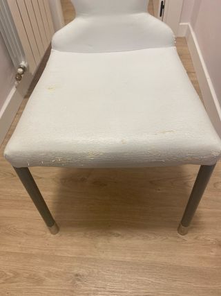 4 Sillas Comedor. Necesita tapizar Estructura bien