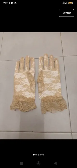 Guantes de encaje beige elegantes