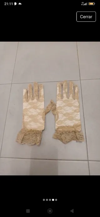 Guantes de encaje beige elegantes