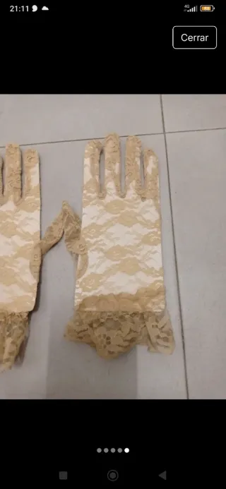 Guantes de encaje beige elegantes