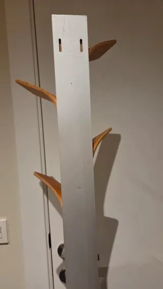 Perchero de madera y metal